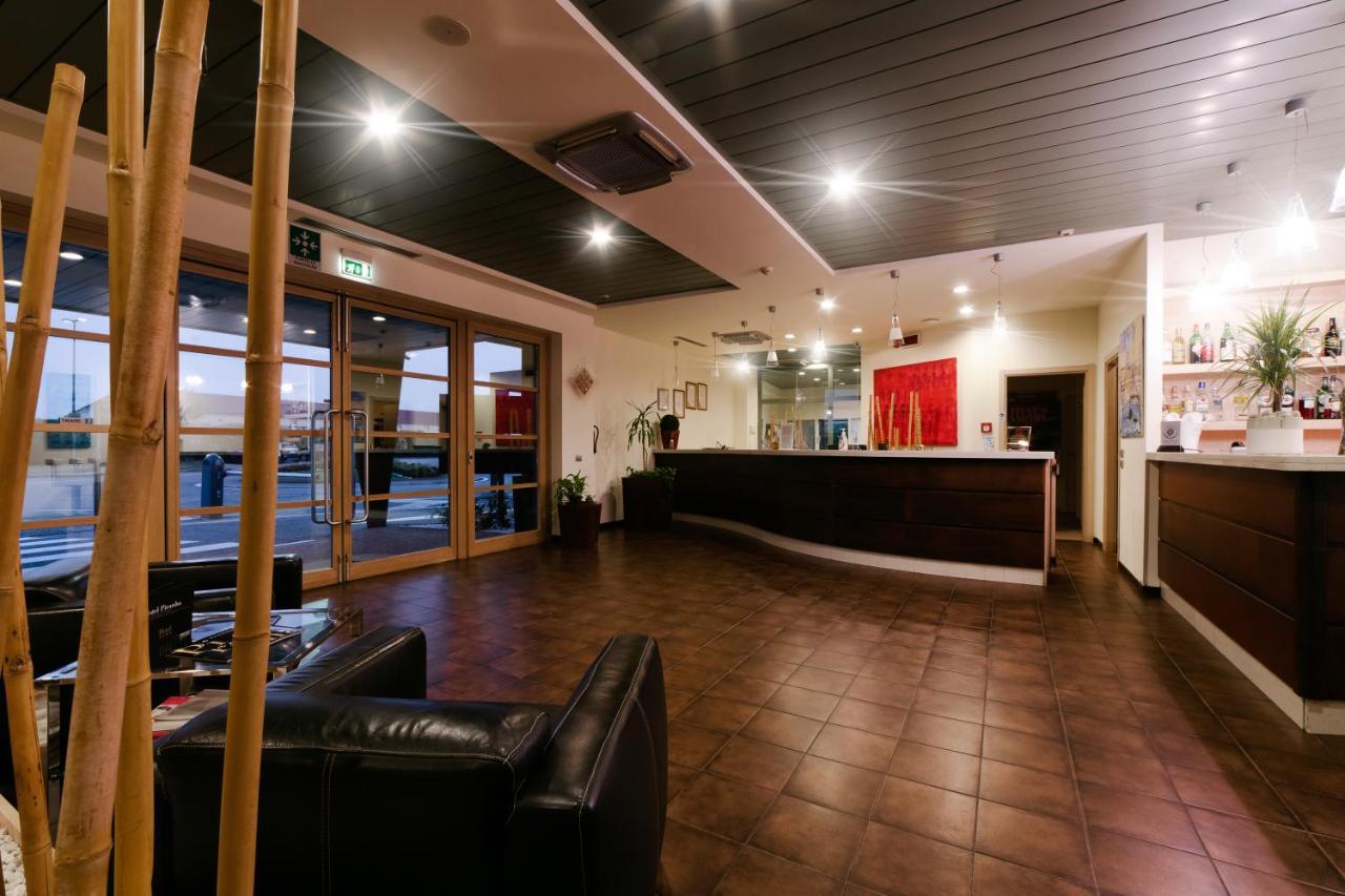 Motel Hotel Piranha Cameriano Eksteriør bilde
