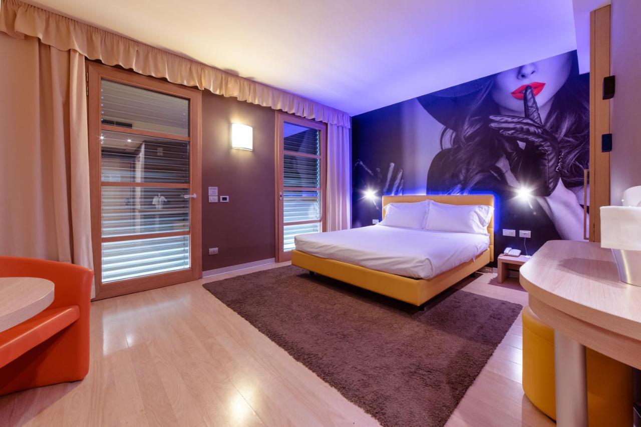Motel Hotel Piranha Cameriano Eksteriør bilde